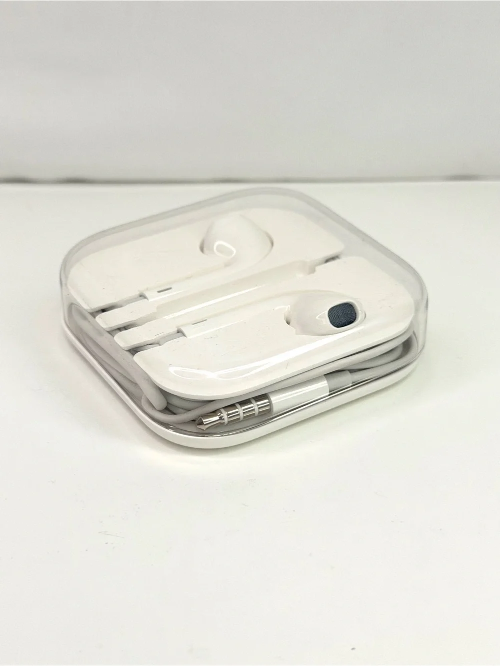 Apple White Wired Earbud Headphones with 3.5mm Jack